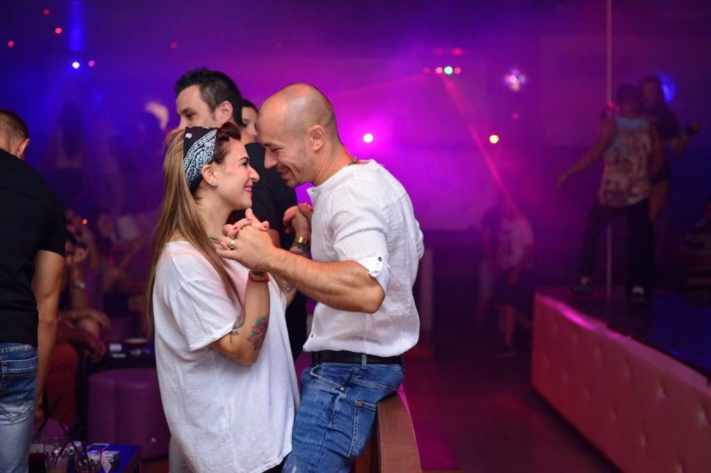 come approcciare baciare conquistare una ragazza in discoteca