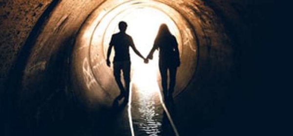 Come conquistare una ragazza indecisa: allontanarsi, tenerla in pugno