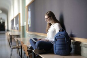 Come rimorchiare e conquistare una ragazza a scuola facendo buona impressione per attirare il suo interesse