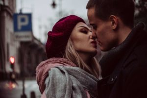 Il bacio con la lingua alla francese con passi e tecniche